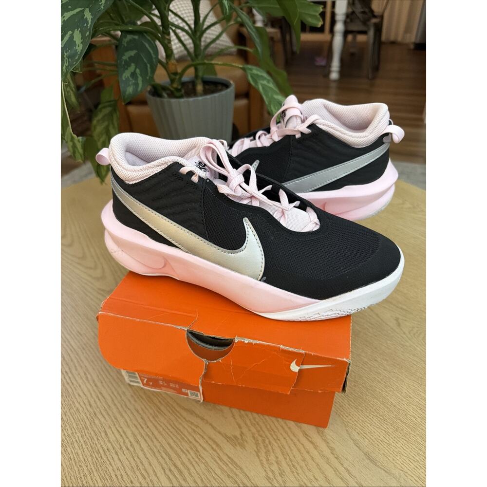 Nike Team Hustle D 10 GS Kids 7Y Pink Black Metallic Basketball CW6735-003